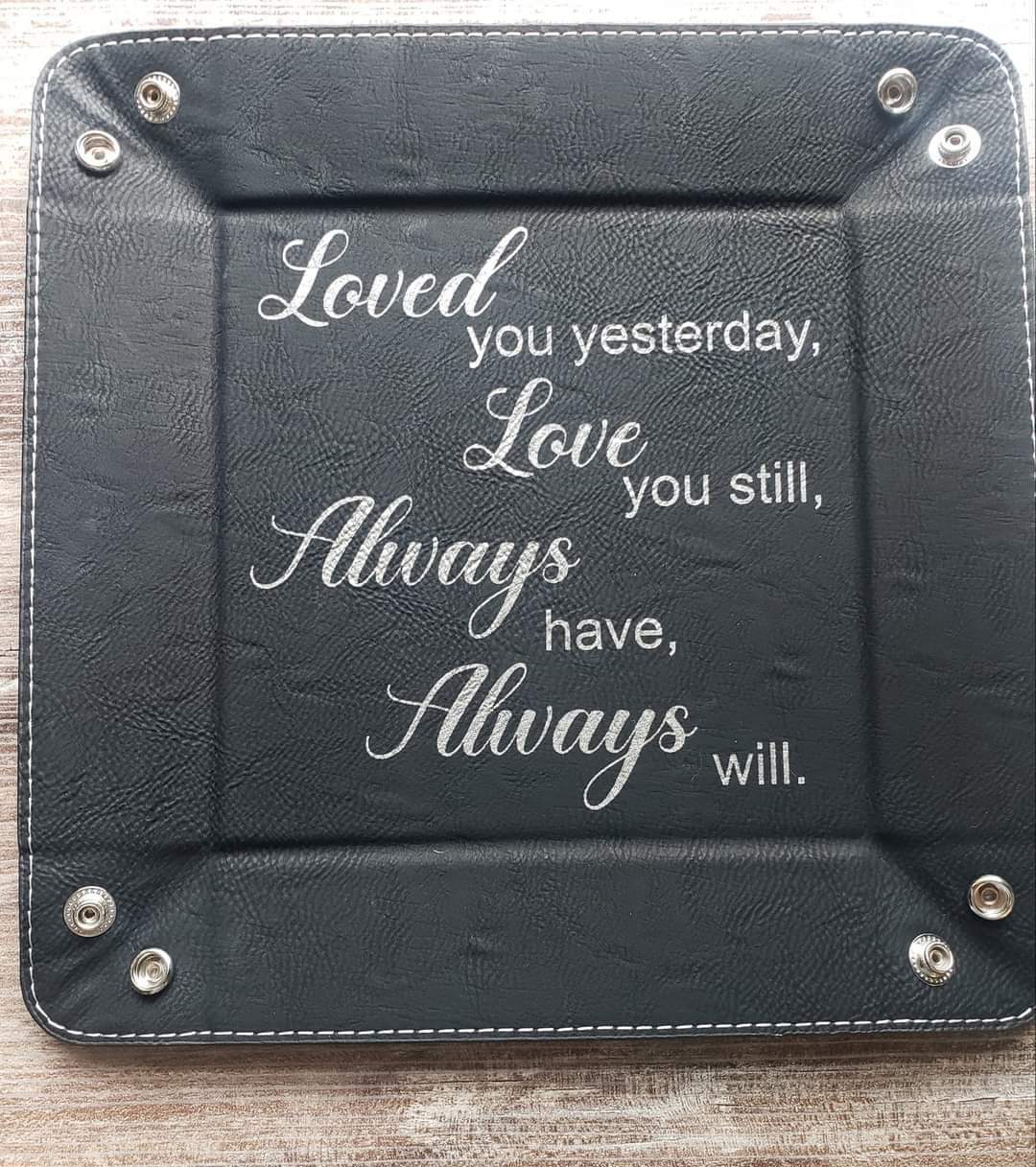 Leatherette snap tray